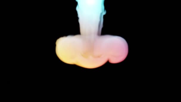 Fumée, vapeur, brouillard - nuage de fumée réaliste recouvre l'écran créant révélateur pour un logo ou une intro. Animation de transition de fumée du fond noir au fond lumineux . 