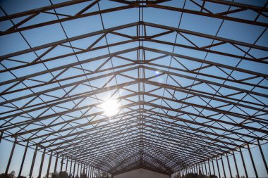 Çatısı olmayan terk edilmiş bina.