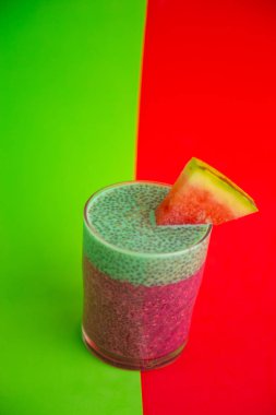 Karpuz tadı ile siyah chia puding Cam