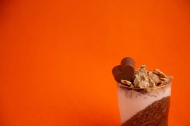 Lezzetli kahvaltı, yoğurt ve tahıl ile kakao chia puding