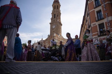Zaragoza İspanya. 12 Ekim 2019 'da İspanya' nın ulusal gününde Pilar Bakiresi 'ne bölgesel kostümler giymiş insanlar sunuldu.