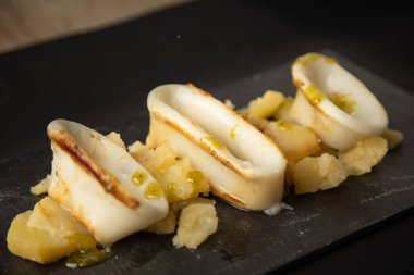 İspanyol kalamar üstü ve patates.