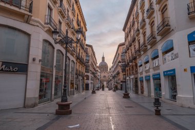 Zaragoza İspanya. 1 Ağustos 2019, İspanya 'nın Zaragoza şehrinde Alfonso Caddesi.