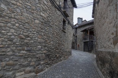 Sonbaharda Torla kasabası, İspanya 'nın Pirenes kentinde.