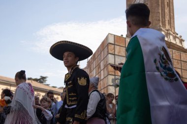 Zaragoza İspanya. 12 Ekim 2019 Meksikalılar İspanyol Günü 'nde Bakire del Pilar' ın çiçeklerini sundular.