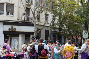 Zaragoza İspanya. 12 Ekim 2019 'da İspanya' nın ulusal gününde Pilar Bakiresi 'ne bölgesel kostümler giymiş insanlar sunuldu.