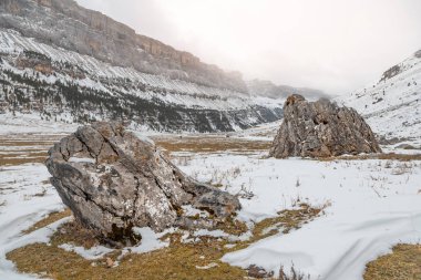 Pireneler İspanya 'da karlı sonbaharda Ordesa Ulusal Vadisi