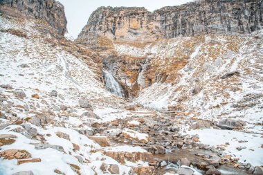 Pireneler İspanya 'da karlı sonbaharda Ordesa Ulusal Vadisi