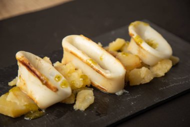 İspanyol kalamar üstü ve patates.