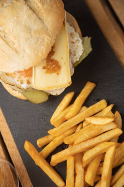 Çizburger, turşu, yumurta, patatesli domates. 