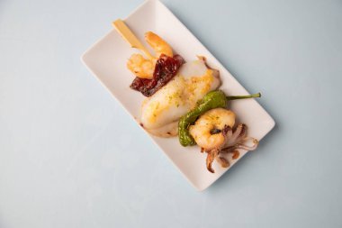 Sepya biberi ve karides şişi, tipik İspanyol tapası.