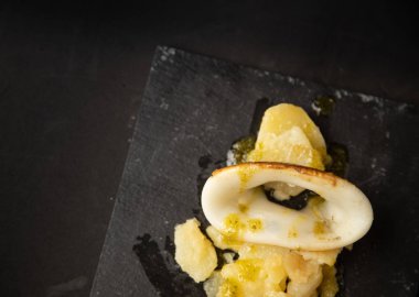 İspanyol kalamar üstü ve patates.