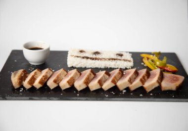 Biberli ve pirinçli ton balığı filetosu.