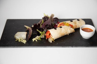 Lezzetli vejetaryen dürümü siyah tabakta