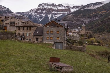 Sonbaharda Torla kasabası, İspanya 'nın Pirenes kentinde.