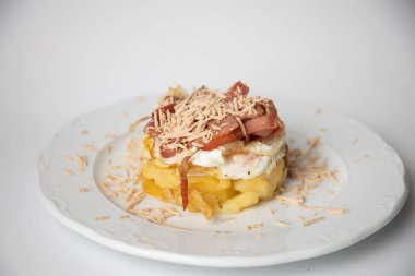 İspanyol tapası, patates, sahanda yumurta, domuz pastırması ve kaz ciğeri