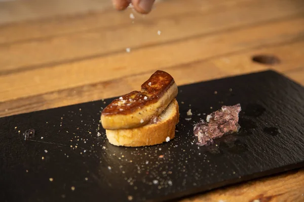 Spaanse Foie Tapa Met Lila Saus Brood — Stockfoto