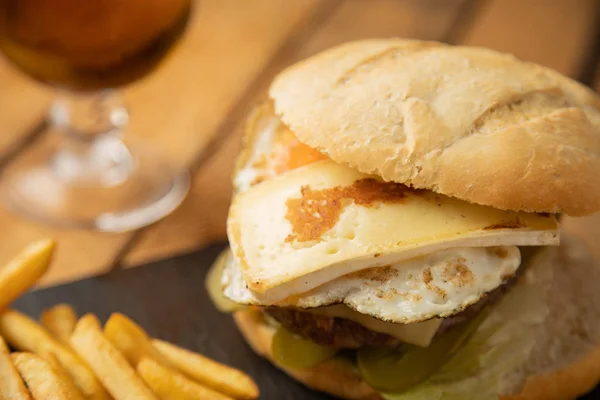 Hamburguesa Con Patatas Cerveza — Foto de Stock