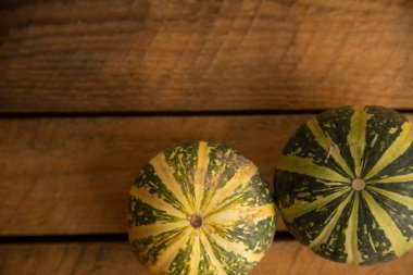 Ahşap arka planda çeşitli kabak çeşitleri. Sonbahar hasadı