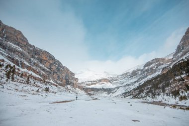 Pireneler İspanya 'da karlı sonbaharda Ordesa Ulusal Vadisi