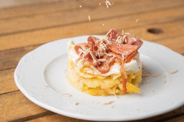 İspanyol tapası, patates, sahanda yumurta, domuz pastırması ve kaz ciğeri