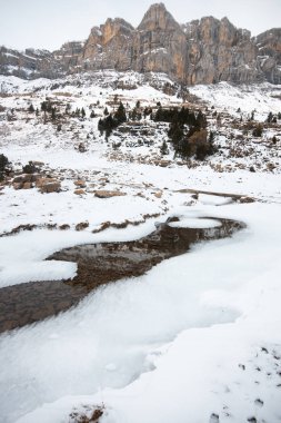 Pireneler İspanya 'da karlı sonbaharda Ordesa Ulusal Vadisi