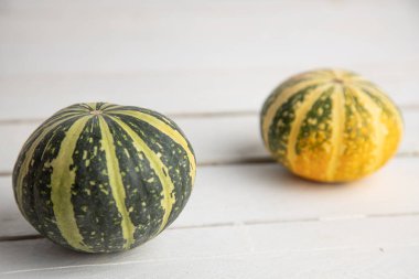Ahşap arka planda çeşitli kabak çeşitleri. Sonbahar hasadı