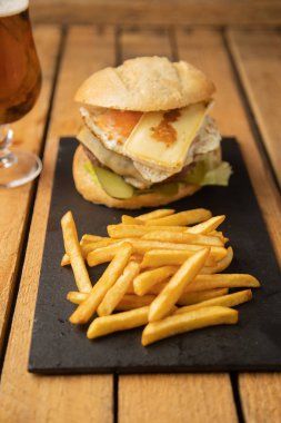 Patates ve birayla çizburger.