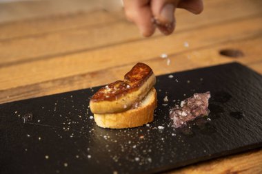 Leylak soslu ve ekmekli İspanyol foie tapa