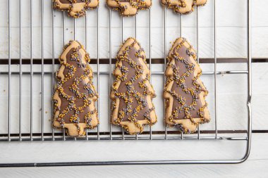 Noel ağacı şeklindeki çikolatalı kurabiyeler