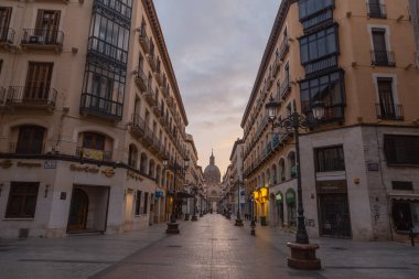 Zaragoza İspanya. 1 Ağustos 2019, İspanya 'nın Zaragoza şehrinde Alfonso Caddesi.