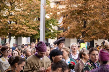 Zaragoza İspanya. 12 Ekim 2019 'da İspanya' nın ulusal gününde Pilar Bakiresi 'ne bölgesel kostümler giymiş insanlar sunuldu.