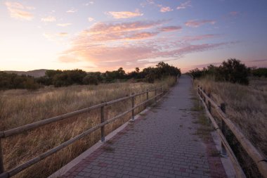 Torres de Berrellen Zaragoza İspanya 'daki Jalon Nehri' nden geçen köprüler.