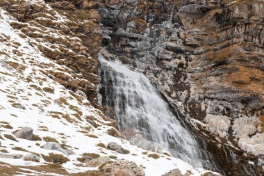 Pireneler İspanya 'da karlı sonbaharda Ordesa Ulusal Vadisi