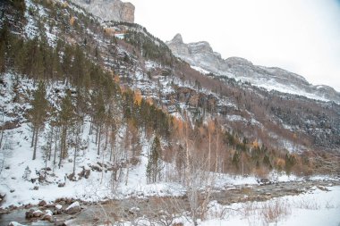 Pireneler İspanya 'da karlı sonbaharda Ordesa Ulusal Vadisi