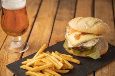 Patates ve birayla çizburger.