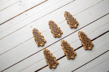 Noel ağacı şeklindeki çikolatalı kurabiyeler