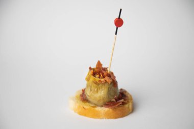 İspanyol tapaları, enginar şişi ve serrano jambonu.