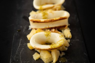 İspanyol kalamar üstü ve patates.