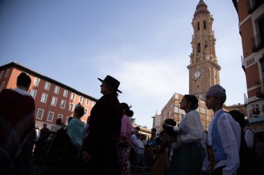 Zaragoza İspanya. 12 Ekim 2019 'da İspanya' nın ulusal gününde Pilar Bakiresi 'ne bölgesel kostümler giymiş insanlar sunuldu.
