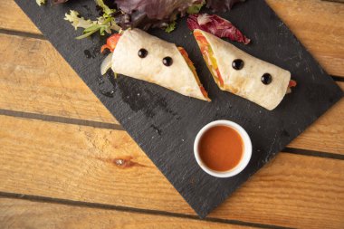 Lezzetli vejetaryen dürümü siyah tabakta