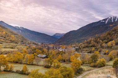 Sonbaharda, İspanya 'nın Pireneler kentinde bulunan Broto kasabası.