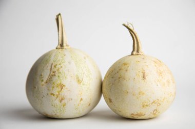 Beyaz arkaplanda mükemmel balkabakları