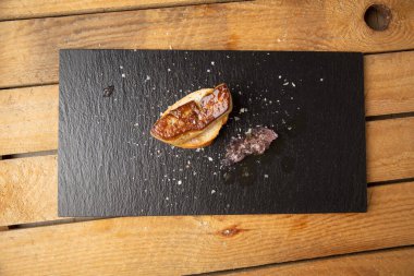 Leylak soslu ve ekmekli İspanyol foie tapa