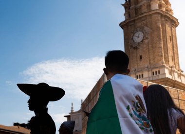 Zaragoza İspanya. 12 Ekim 2019 Meksikalılar İspanyol Günü 'nde Bakire del Pilar' ın çiçeklerini sundular.