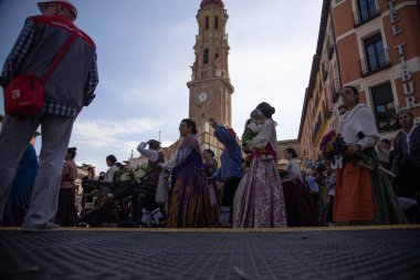 Zaragoza İspanya. 12 Ekim 2019 'da İspanya' nın ulusal gününde Pilar Bakiresi 'ne bölgesel kostümler giymiş insanlar sunuldu.