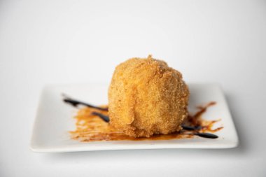 Tipik İspanyol bluzu, lezzetli kroket.