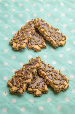 Noel ağacı şeklindeki çikolatalı kurabiyeler