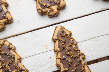 Noel ağacı şeklindeki çikolatalı kurabiyeler