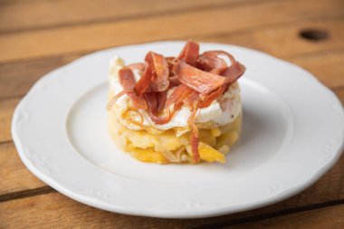 İspanyol tapası, patates, sahanda yumurta, domuz pastırması ve kaz ciğeri